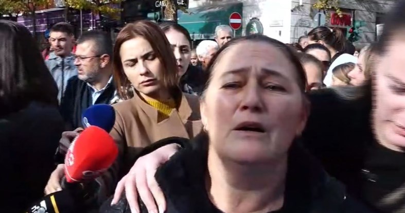 Dhimbje e paimagjinueshme! Tezes se Martinit i bie te fiket ne proteste: Mos me jepni uje, Martini ka 4 dite qe nuk pi